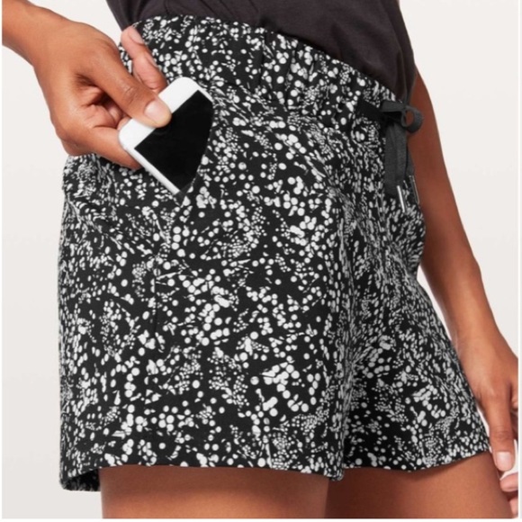 Lululemon On The Fly Shorts 2.5’ Chirasu Black Size 4 - Picture 1 of 8
